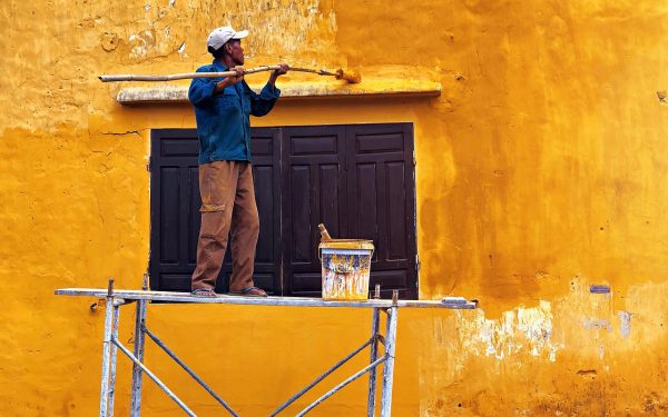 Een muur schilderen: de stappen voor een nette en duurzame afwerking