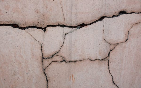 Hoe een gebarsten muur efficiënt te herstellen en schade te voorkomen