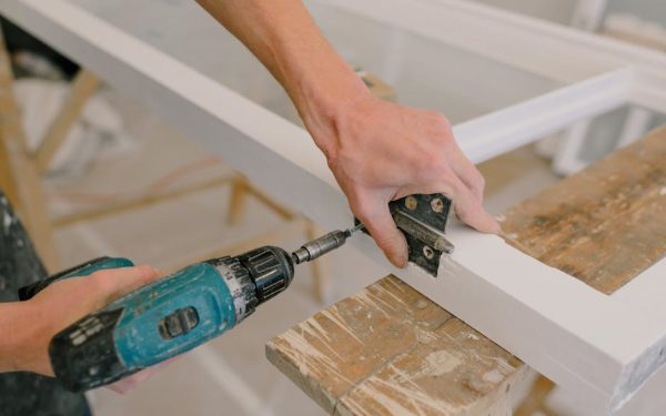 Comment bien installer une porte intérieure pour un habitat confortable