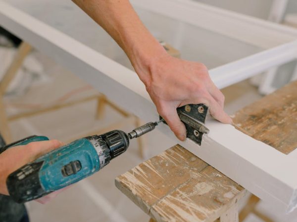 Comment bien installer une porte intérieure pour un habitat confortable