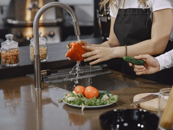 Changer le robinet de cuisine : modernisez et optimisez votre espace