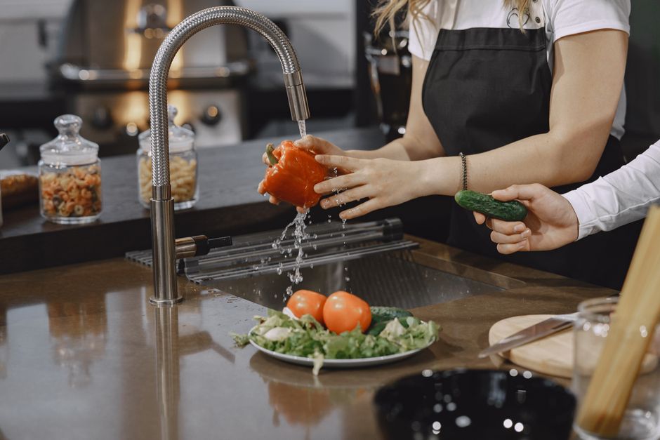 Changer le robinet de cuisine : modernisez et optimisez votre espace