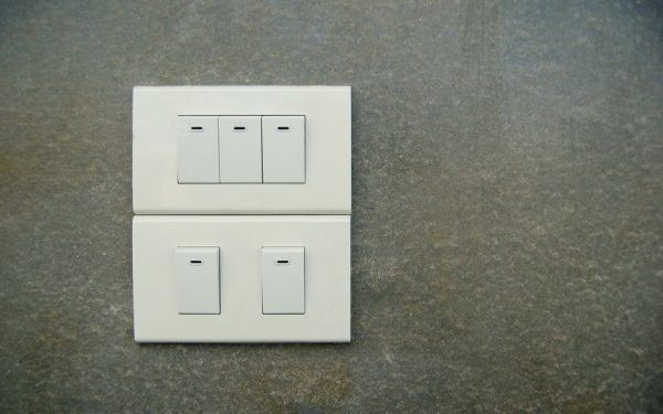 Quand et comment remplacer l&rsquo;interrupteur de votre maison en toute sécurité