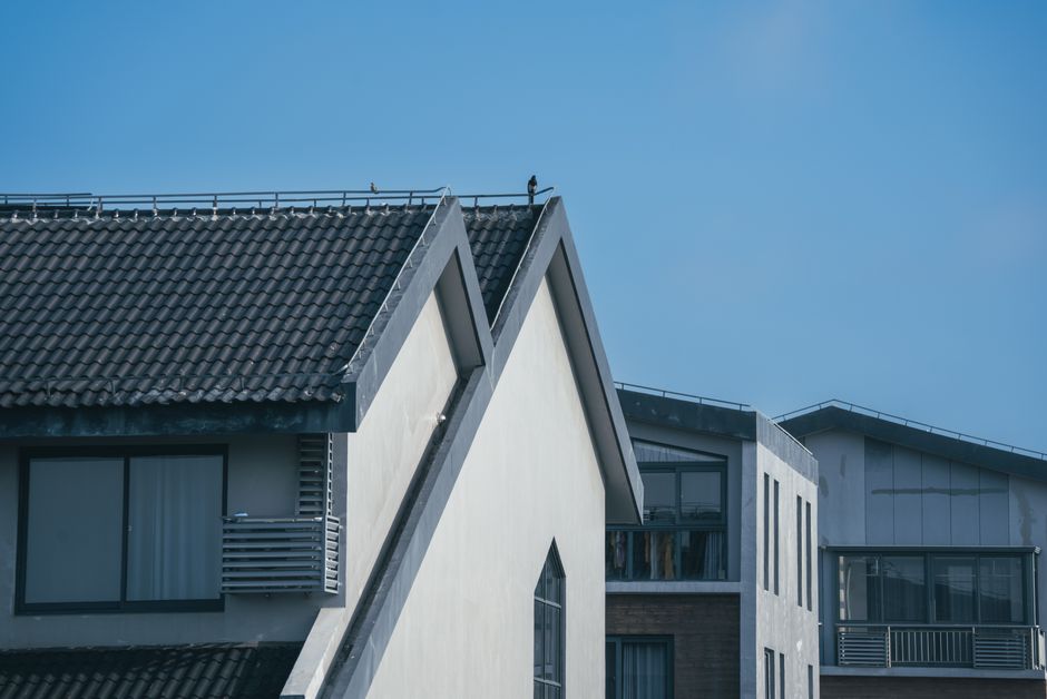 Comprendre l&rsquo;importance de la pente minimale d&rsquo;une toiture pour votre maison
